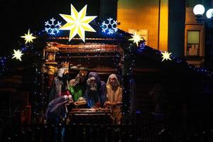 il scena dove il vergine Maria hanno dato nascita per Gesù e lui bugie nel il culla circondato di persone chi avere venire per celebrare il Natività di Cristo. foto