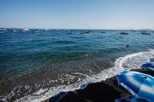 positano spiaggia a soleggiato giorno, amalfi costa di Italia. foto
