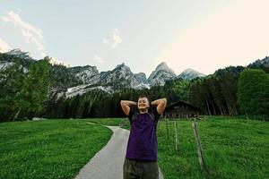 uomo con zaino nel montagne a capostipite gosausee, gosau, superiore Austria. foto
