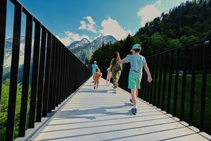 madre con bambini a osservazione ponte nel Hallstatt, Austria. foto