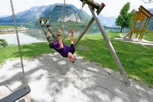 divertente sorridente uomo oscillante a Hallstatt, Austria. foto