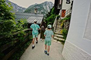 madre con bambino carrozza e bambini a piedi nel Hallstatt, Austria. foto