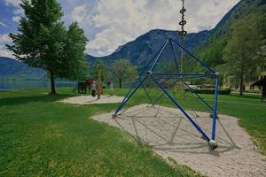 Due fratelli cavalcata su un' swing a partire dal auto pneumatici a Hallstatt, Austria. foto