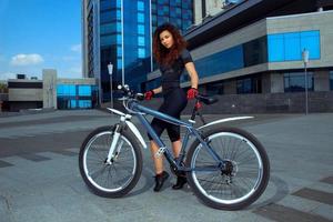 giovane sexy ragazza su bicicletta foto