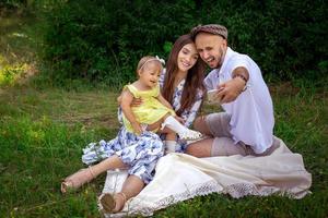 elegante giovane famiglia fa autoscatto su picnic foto