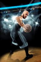 giocatore nel pallacanestro su il pavimento con palla nel mani guardare lontano foto
