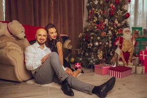 bello coppia nel amore celebrare nuovo anno e Natale insieme foto