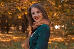 carino ragazza sta nel autunno parco e sorrisi foto