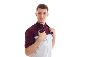 un' giovane medico con stetoscopio uniforme sorrisi a il telecamera foto