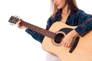 donna giocando chitarra nel studio foto