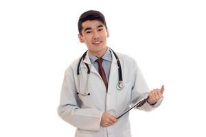 giovane allegro maschio medico con stetoscopio nel uniforme isolato su bianca sfondo foto