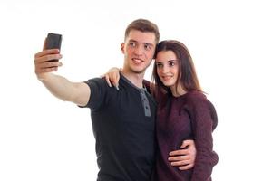 bellissimo giovane coppia sorridente e fare foto su Telefono