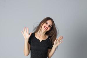 ragazza nel nero vestito in posa nel studio foto