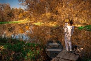 bellissimo giovane mamma con bambino nel autunno foto