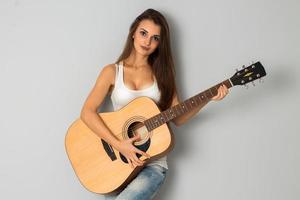 giovane ragazza con chitarra nel mani foto