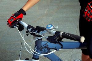 affascinante donna mani con bicicletta foto