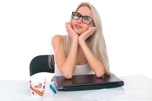 ragazza con un' tazza e il computer portatile foto