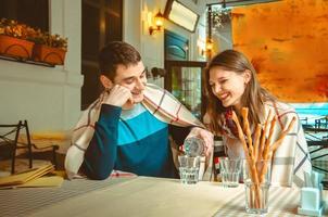 coppia avendo divertimento su un' Data nel un' strada bar foto