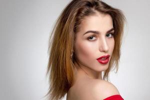 bellissimo ragazza con rosso labbra nel studio foto