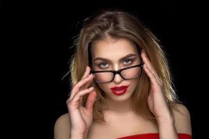 donna con rosso labbra e bicchieri nel studio foto
