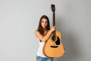 donna con chitarra nel mani foto