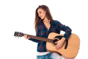 carino brunetta ragazza giocando chitarra foto