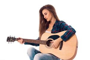 affascinante ragazza con chitarra nel mani foto