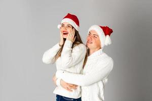 coppia celebrare Natale nel studio foto