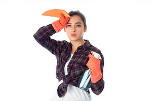 giovane domestica donna con detergenti foto