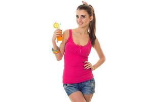 estate ritratto di giovane affascinante ragazza nel leggero Abiti con cocktail nel mani in posa isolato su bianca sfondo foto