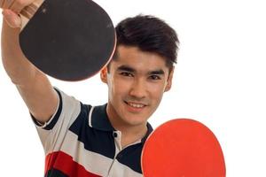 ritratto di giovane allegro sportivo praticante ping-pong isolato su bianca sfondo foto