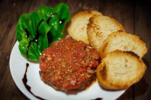 carne tartare e crostini foto