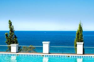 blu piscina con Visualizza su il mare foto