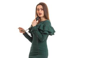 bellissimo giovane ragazza nel un' vestito cantando in un' microfono foto