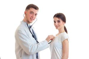 giovane medico ascolta con un' stetoscopio donna foto