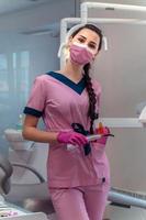 dentis nel rosa uniforme a il clinica foto