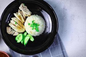 hainanese pollo riso con la minestra o al vapore pollo e salse. foto