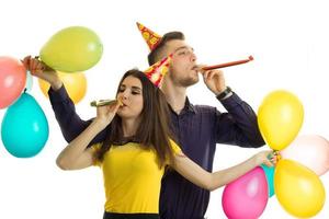 contento coppia su compleanno festa con corna e palloncini foto