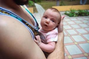 carino poco bambino nel di papà braccia foto