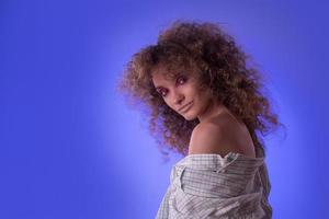 bellissimo giovane ragazza con afro acconciatura e colorato rendere su foto