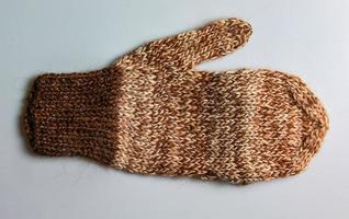 fatto a mano marrone-beige guanti a partire dal argentino merino lana su un' bianca sfondo. foto