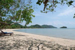 naturale bellissimo spiaggia a Phuket, Tailandia. bianca spiaggia, blu cielo. con spiaggia sedia nel a partire dal di spiaggia foto