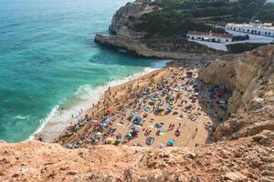 algarve, portogallo-agosto 13, 2017-persone su il spiaggia nel il algarve costa nel Portogallo durante un' soleggiato giorno foto