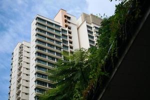 Basso angolo Visualizza di signapore Residenziale edifici contro blu cielo foto