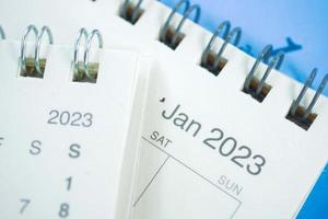 2023 anno calendario su ufficio scrivania foto