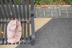 donne sinistra sua mano Borsa su il spiaggia foto