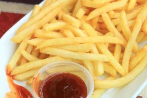 dettaglio tiro di francese patatine fritte su tavolo foto