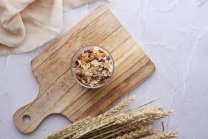 superiore Visualizza di muesli musulmano nel un' vaso su bianca sfondo foto