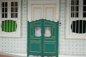 una vecchia porta in legno marrone a singapore foto