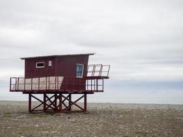 Bagnino cabina su il spiaggia. il spiaggia è su di stagione. di legno struttura. foto